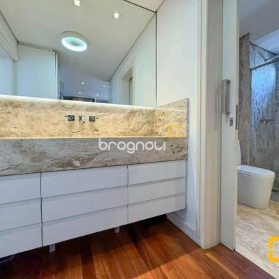 Apartamento com 206m², 3 quartos (sendo 3 suítes), 3 garagens, no bairro Beira Mar em Florianópolis