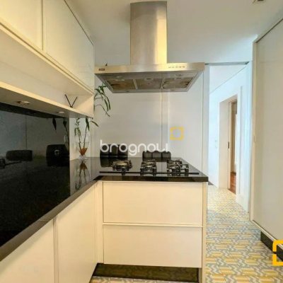 Apartamento com 206m², 3 quartos (sendo 3 suítes), 3 garagens, no bairro Beira Mar em Florianópolis