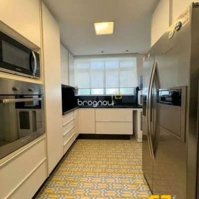 Apartamento com 206m², 3 quartos (sendo 3 suítes), 3 garagens, no bairro Beira Mar em Florianópolis