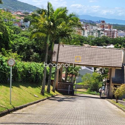 Terreno com 749m², no bairro Corrego Grande em Florianópolis