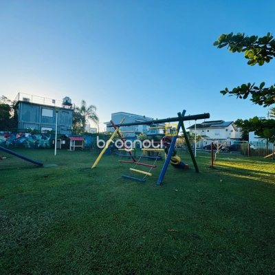 Casa com 138m², 3 quartos (sendo 1 suíte), 2 garagens, no bairro Campeche em Florianópolis