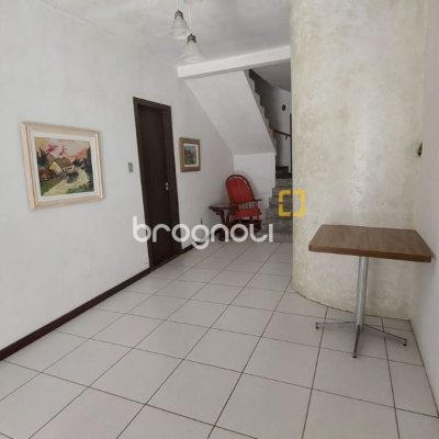 Casa com 229m², 5 quartos (sendo 3 suítes), 6 garagens, no bairro Campeche em Florianópolis