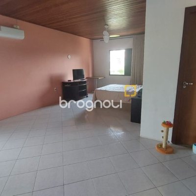 Casa com 229m², 5 quartos (sendo 3 suítes), 6 garagens, no bairro Campeche em Florianópolis