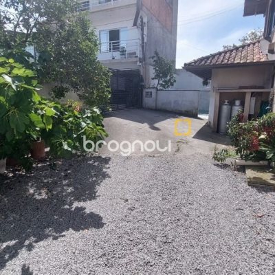 Casa com 229m², 5 quartos (sendo 3 suítes), 6 garagens, no bairro Campeche em Florianópolis