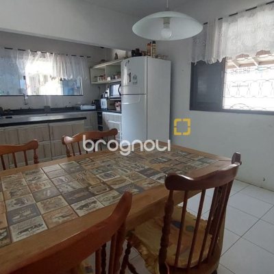 Casa com 229m², 5 quartos (sendo 3 suítes), 6 garagens, no bairro Campeche em Florianópolis