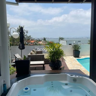 Casa com 450m², 6 quartos (sendo 1 suíte), 4 garagens, no bairro Ponta de Baixo em São José
