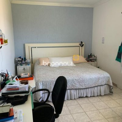 Casa com 450m², 6 quartos (sendo 1 suíte), 4 garagens, no bairro Ponta de Baixo em São José