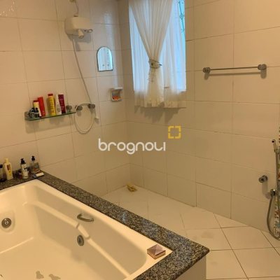 Casa com 450m², 6 quartos (sendo 1 suíte), 4 garagens, no bairro Ponta de Baixo em São José