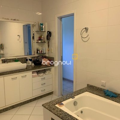 Casa com 450m², 6 quartos (sendo 1 suíte), 4 garagens, no bairro Ponta de Baixo em São José