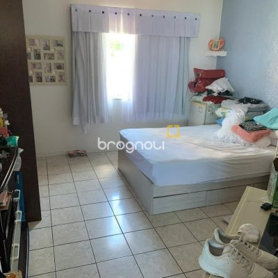 Casa com 450m², 6 quartos (sendo 1 suíte), 4 garagens, no bairro Ponta de Baixo em São José