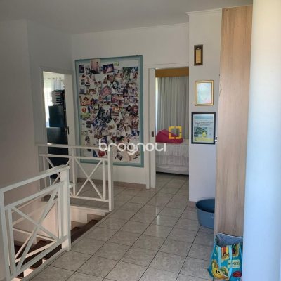 Casa com 450m², 6 quartos (sendo 1 suíte), 4 garagens, no bairro Ponta de Baixo em São José