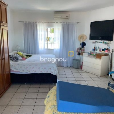 Casa com 450m², 6 quartos (sendo 1 suíte), 4 garagens, no bairro Ponta de Baixo em São José