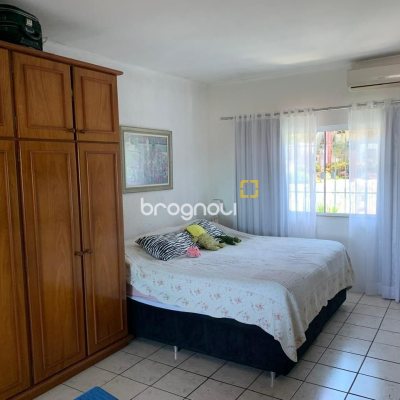 Casa com 450m², 6 quartos (sendo 1 suíte), 4 garagens, no bairro Ponta de Baixo em São José