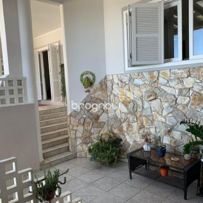 Casa com 450m², 6 quartos (sendo 1 suíte), 4 garagens, no bairro Ponta de Baixo em São José