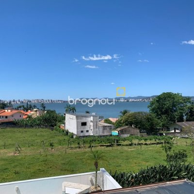 Casa com 450m², 6 quartos (sendo 1 suíte), 4 garagens, no bairro Ponta de Baixo em São José