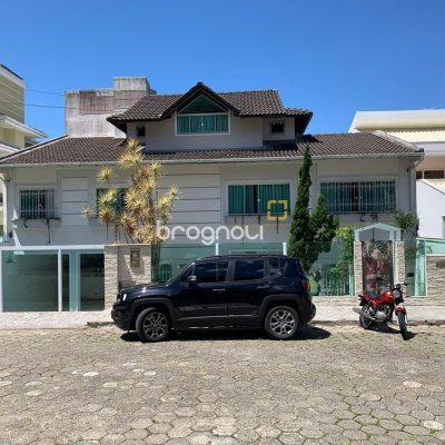 Casa com 450m², 6 quartos (sendo 1 suíte), 4 garagens, no bairro Ponta de Baixo em São José