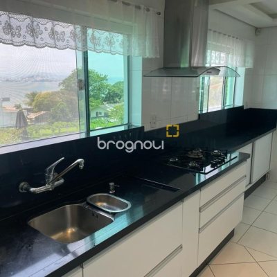 Casa com 450m², 6 quartos (sendo 1 suíte), 4 garagens, no bairro Ponta de Baixo em São José