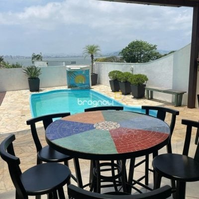 Casa com 450m², 6 quartos (sendo 1 suíte), 4 garagens, no bairro Ponta de Baixo em São José