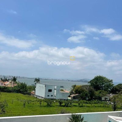 Casa com 450m², 6 quartos (sendo 1 suíte), 4 garagens, no bairro Ponta de Baixo em São José