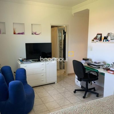Casa com 450m², 6 quartos (sendo 1 suíte), 4 garagens, no bairro Ponta de Baixo em São José