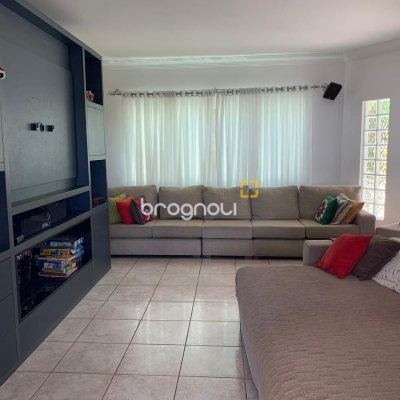Casa com 450m², 6 quartos (sendo 1 suíte), 4 garagens, no bairro Ponta de Baixo em São José
