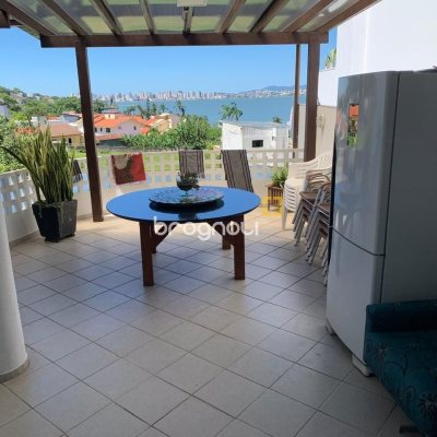 Casa com 450m², 6 quartos (sendo 1 suíte), 4 garagens, no bairro Ponta de Baixo em São José