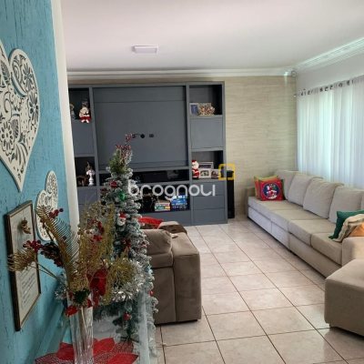 Casa com 450m², 6 quartos (sendo 1 suíte), 4 garagens, no bairro Ponta de Baixo em São José