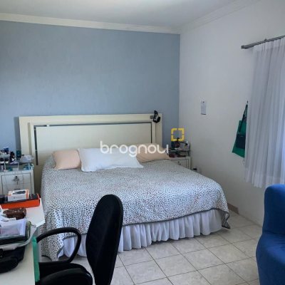 Casa com 450m², 6 quartos (sendo 1 suíte), 4 garagens, no bairro Ponta de Baixo em São José