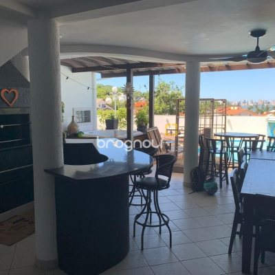 Casa com 450m², 6 quartos (sendo 1 suíte), 4 garagens, no bairro Ponta de Baixo em São José