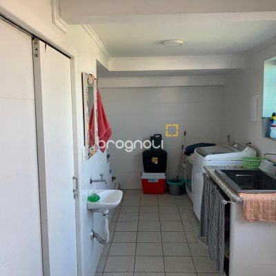 Casa com 450m², 6 quartos (sendo 1 suíte), 4 garagens, no bairro Ponta de Baixo em São José