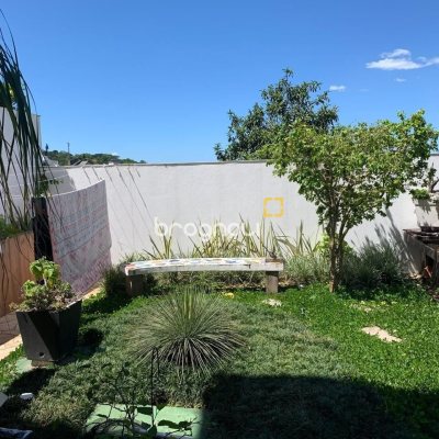 Casa com 450m², 6 quartos (sendo 1 suíte), 4 garagens, no bairro Ponta de Baixo em São José