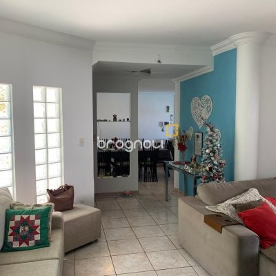 Casa com 450m², 6 quartos (sendo 1 suíte), 4 garagens, no bairro Ponta de Baixo em São José