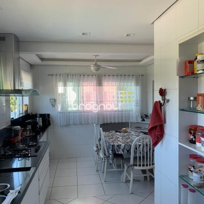 Casa com 450m², 6 quartos (sendo 1 suíte), 4 garagens, no bairro Ponta de Baixo em São José