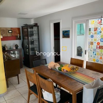 Casa com 450m², 6 quartos (sendo 1 suíte), 4 garagens, no bairro Ponta de Baixo em São José