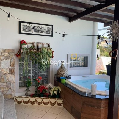 Casa com 450m², 6 quartos (sendo 1 suíte), 4 garagens, no bairro Ponta de Baixo em São José