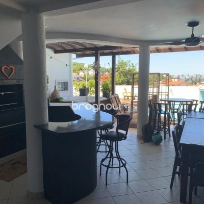 Casa com 450m², 6 quartos (sendo 1 suíte), 4 garagens, no bairro Ponta de Baixo em São José