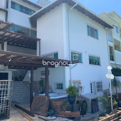 Casa com 450m², 6 quartos (sendo 1 suíte), 4 garagens, no bairro Ponta de Baixo em São José
