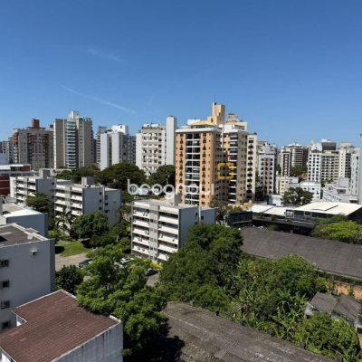 Apartamento com 76m², 2 quartos (sendo 1 suíte), 1 garagem, no bairro Centro em Florianópolis