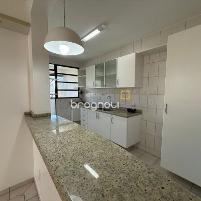 Apartamento com 76m², 2 quartos (sendo 1 suíte), 1 garagem, no bairro Centro em Florianópolis