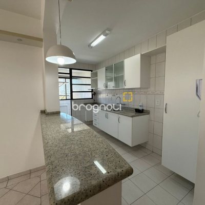 Apartamento com 76m², 2 quartos (sendo 1 suíte), 1 garagem, no bairro Centro em Florianópolis