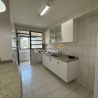 Apartamento com 76m², 2 quartos (sendo 1 suíte), 1 garagem, no bairro Centro em Florianópolis