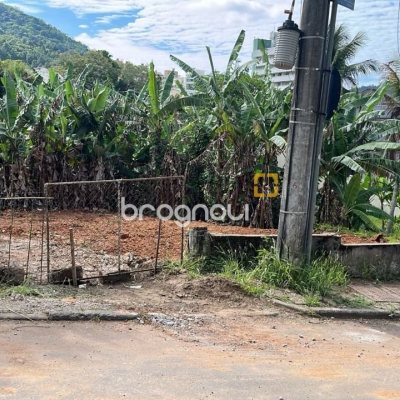 Terreno com 1350m², no bairro Itacorubi em Florianópolis