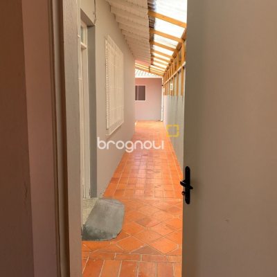 Casa com 200m², 4 quartos (sendo 1 suíte), 4 garagens, no bairro Santa Mônica em Florianópolis