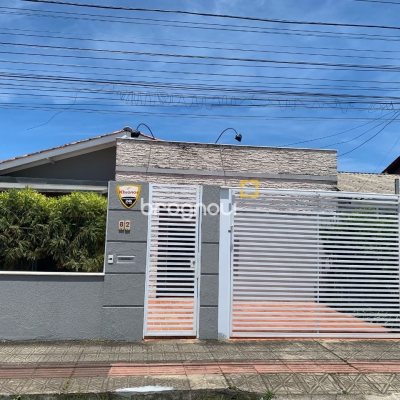 Casa com 200m², 4 quartos (sendo 1 suíte), 4 garagens, no bairro Santa Mônica em Florianópolis