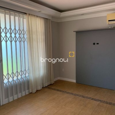 Casa com 200m², 4 quartos (sendo 1 suíte), 4 garagens, no bairro Santa Mônica em Florianópolis