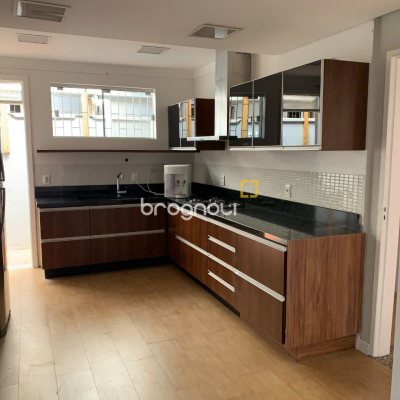 Casa com 200m², 4 quartos (sendo 1 suíte), 4 garagens, no bairro Santa Mônica em Florianópolis