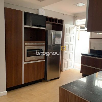 Casa com 200m², 4 quartos (sendo 1 suíte), 4 garagens, no bairro Santa Mônica em Florianópolis