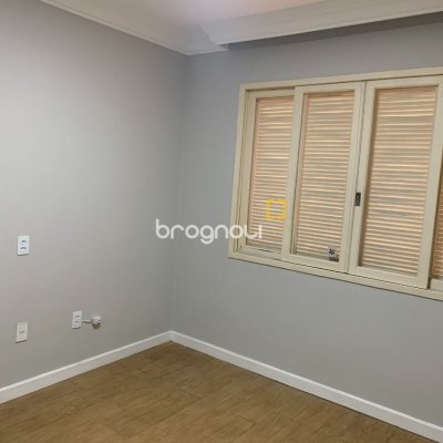 Casa com 200m², 4 quartos (sendo 1 suíte), 4 garagens, no bairro Santa Mônica em Florianópolis