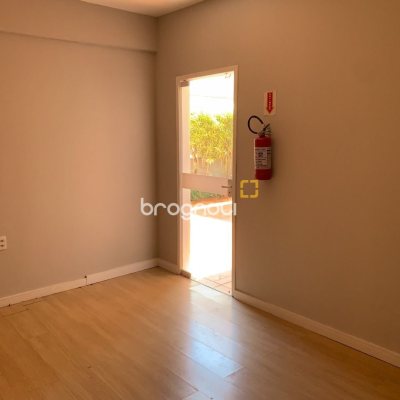 Casa com 200m², 4 quartos (sendo 1 suíte), 4 garagens, no bairro Santa Mônica em Florianópolis