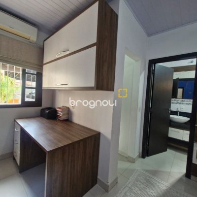 Casa com 90m², 3 quartos (sendo 1 suíte), 2 garagens, no bairro Rio Vermelho em Florianópolis
